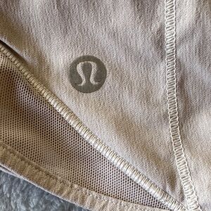 lululemon athletica Hottie Hot shorts 2.5